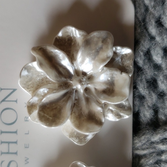 White Camilla Stud Earrings. New - Picture 8 of 9